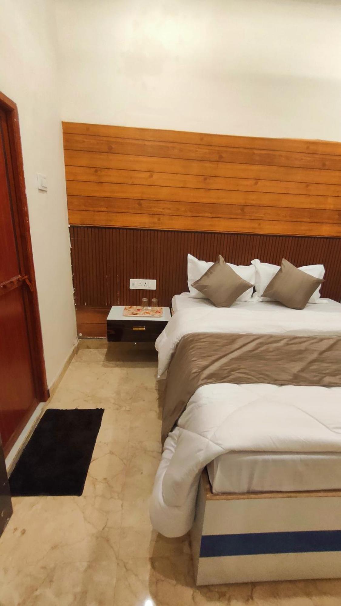 ホテル Sri Krishna Residency バラナシ エクステリア 写真
